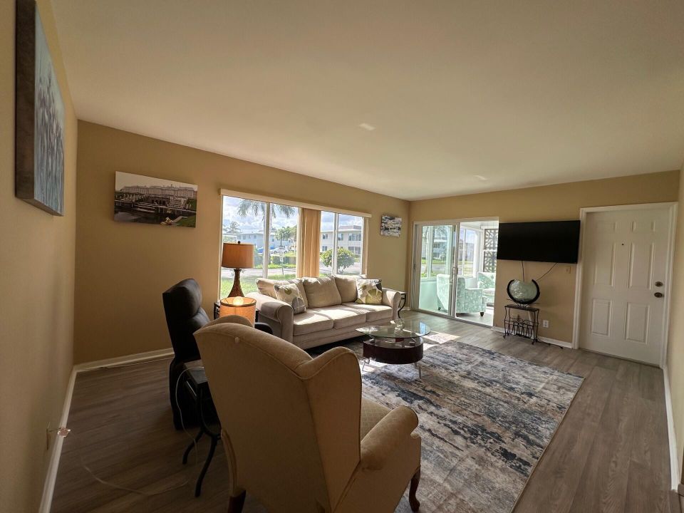 Active With Contract: $1,700 (2 beds, 2 baths, 1104 Square Feet)