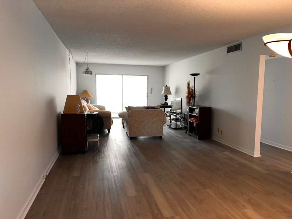 For Sale: $150,000 (2 beds, 2 baths, 1291 Square Feet)