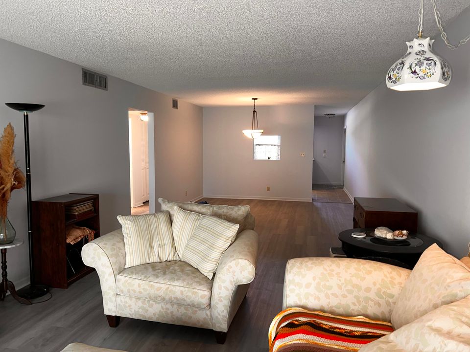 For Sale: $150,000 (2 beds, 2 baths, 1291 Square Feet)