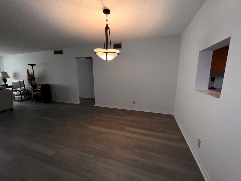 For Sale: $150,000 (2 beds, 2 baths, 1291 Square Feet)