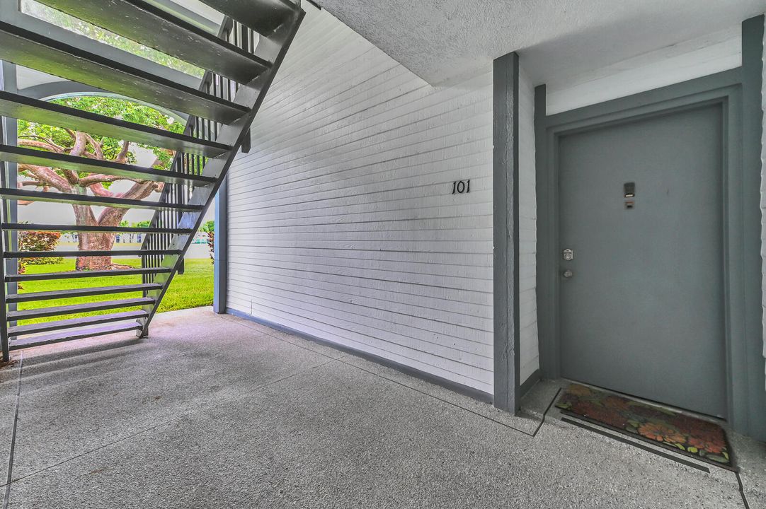 合同活跃: $2,000 (2 贝兹, 2 浴室, 1000 平方英尺)