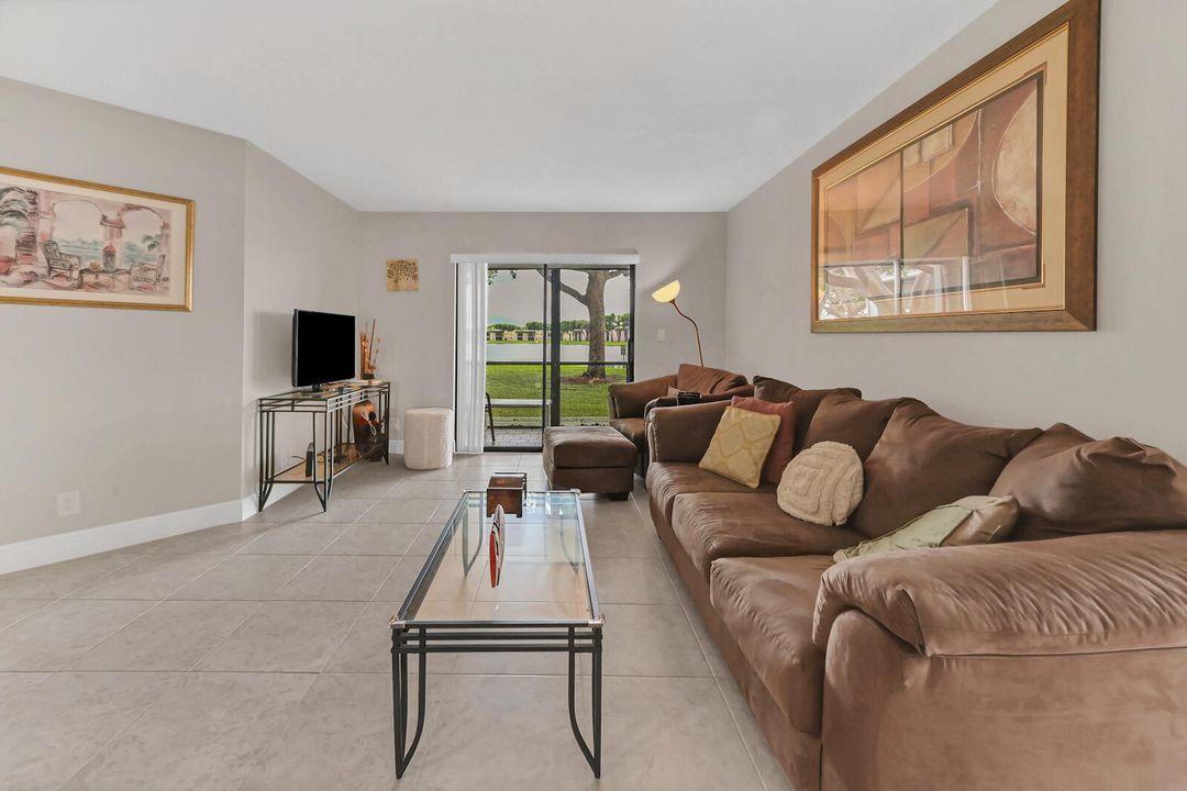 合同活跃: $2,000 (2 贝兹, 2 浴室, 1000 平方英尺)