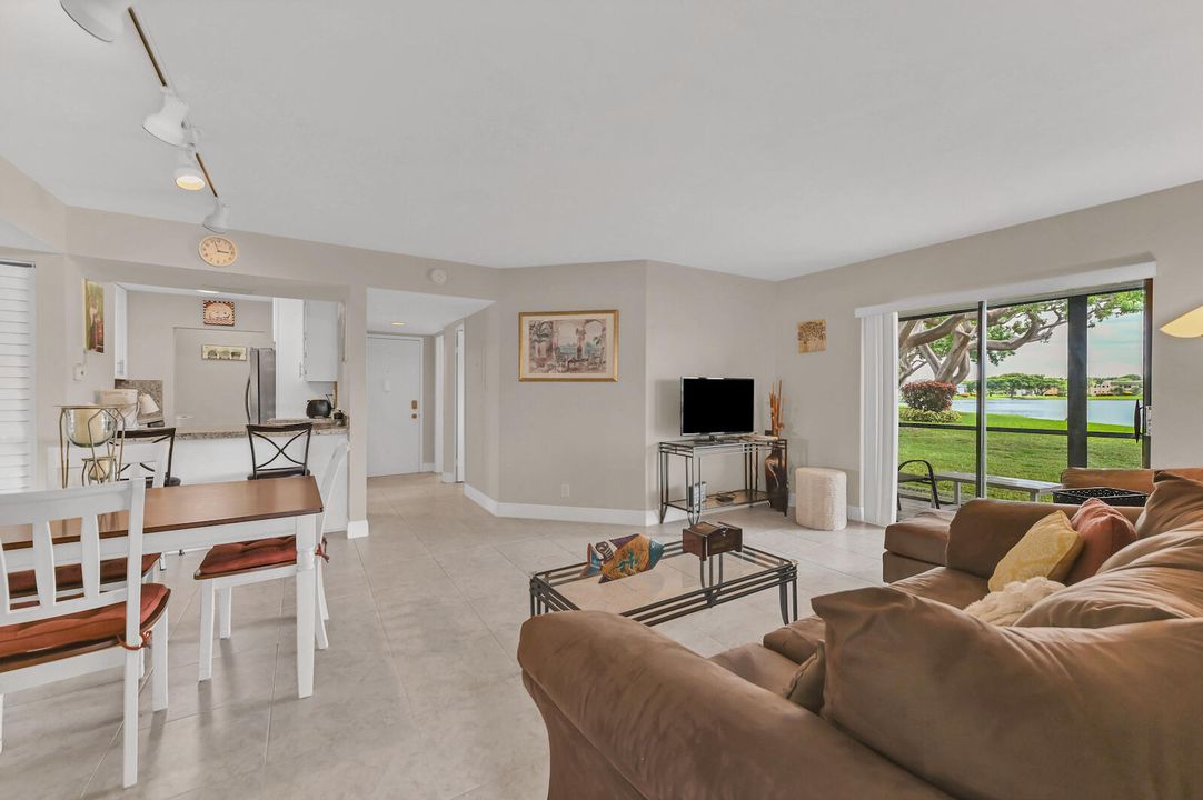 合同活跃: $2,000 (2 贝兹, 2 浴室, 1000 平方英尺)