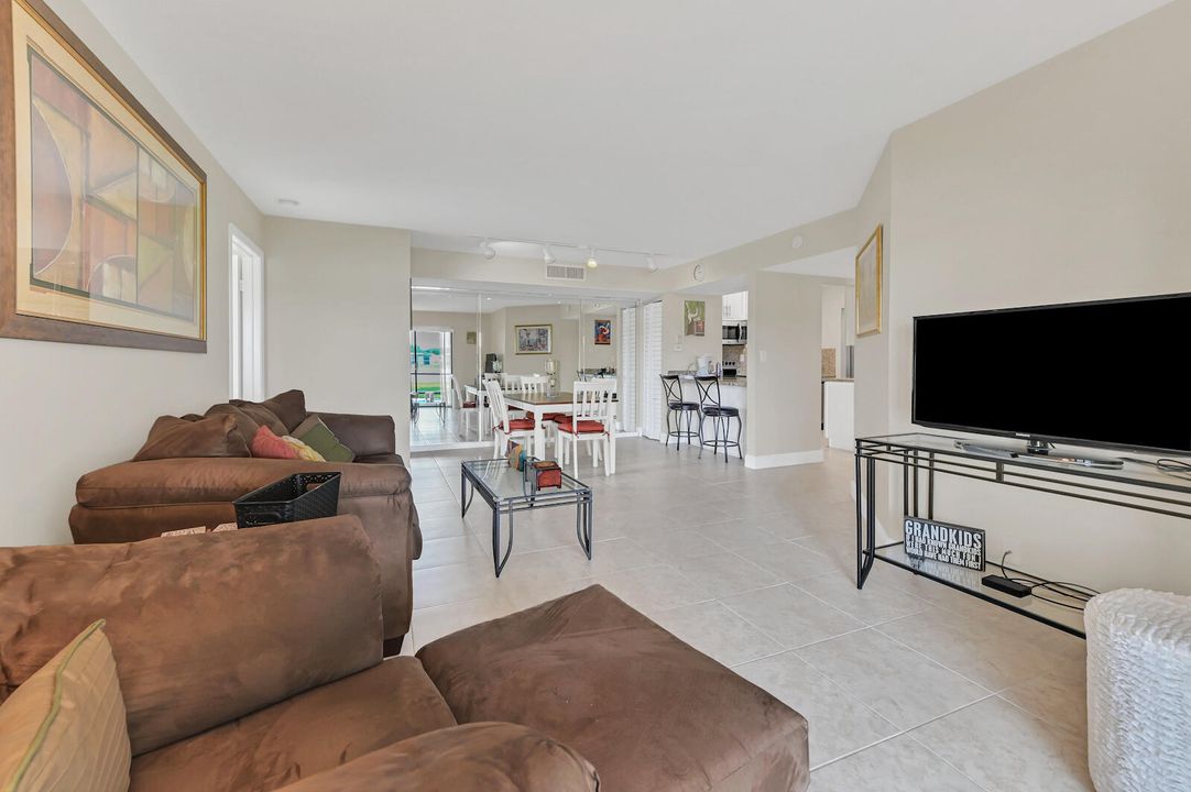 合同活跃: $2,000 (2 贝兹, 2 浴室, 1000 平方英尺)