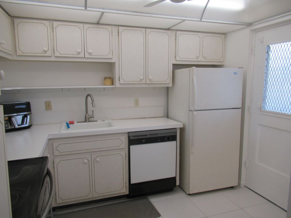 合同活跃: $1,600 (1 贝兹, 2 浴室, 1050 平方英尺)