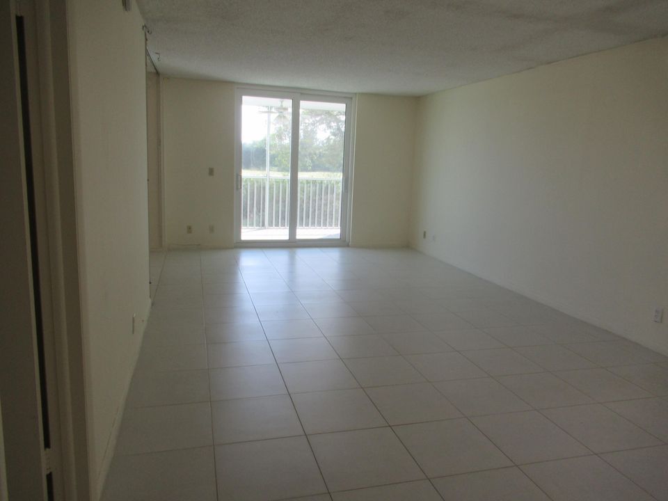 合同活跃: $1,600 (1 贝兹, 2 浴室, 1050 平方英尺)