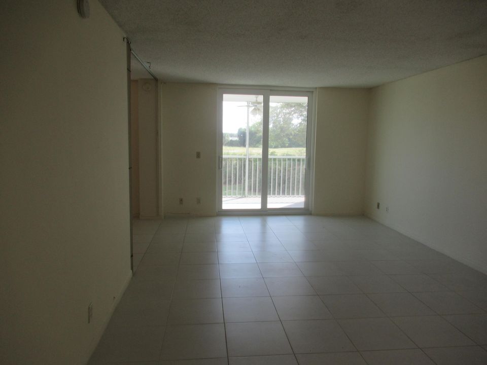 合同活跃: $1,600 (1 贝兹, 2 浴室, 1050 平方英尺)