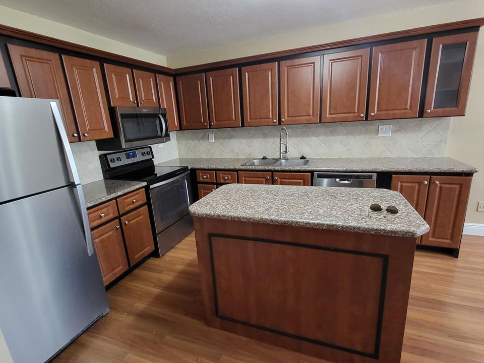 For Rent: $3,300 (3 beds, 2 baths, 1412 Square Feet)