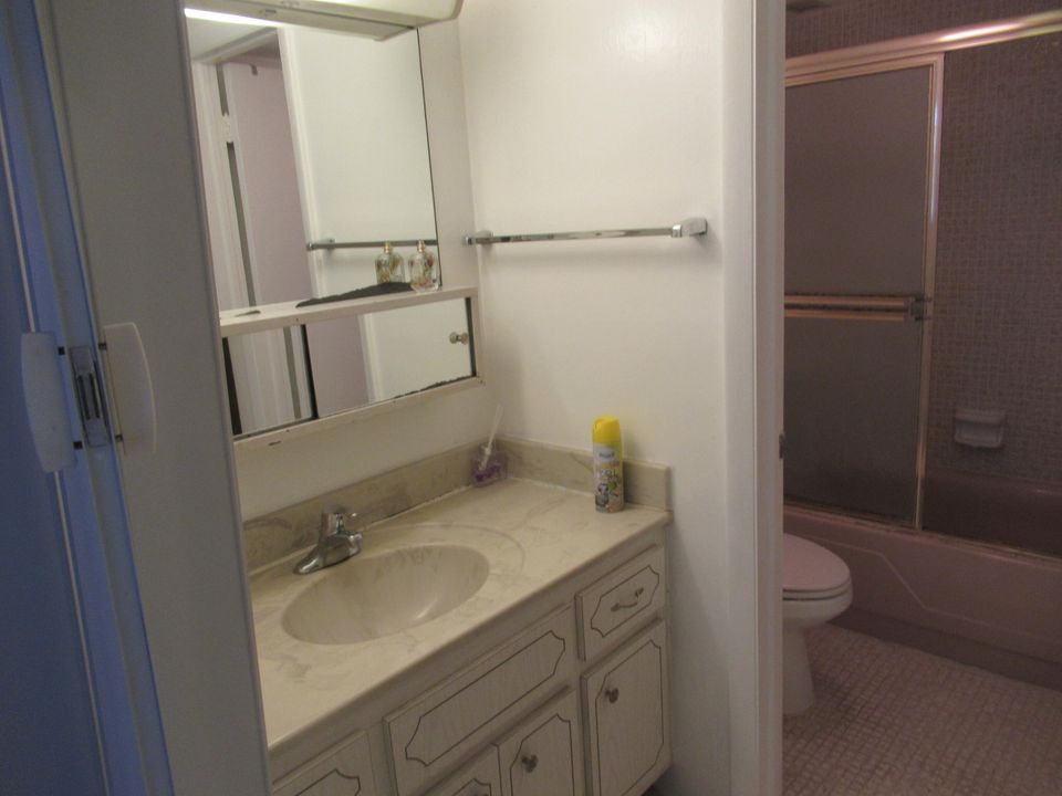 合同活跃: $1,600 (1 贝兹, 2 浴室, 1050 平方英尺)