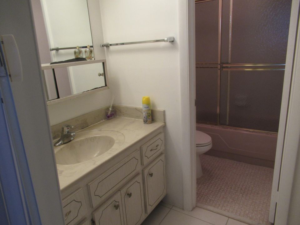 合同活跃: $1,600 (1 贝兹, 2 浴室, 1050 平方英尺)