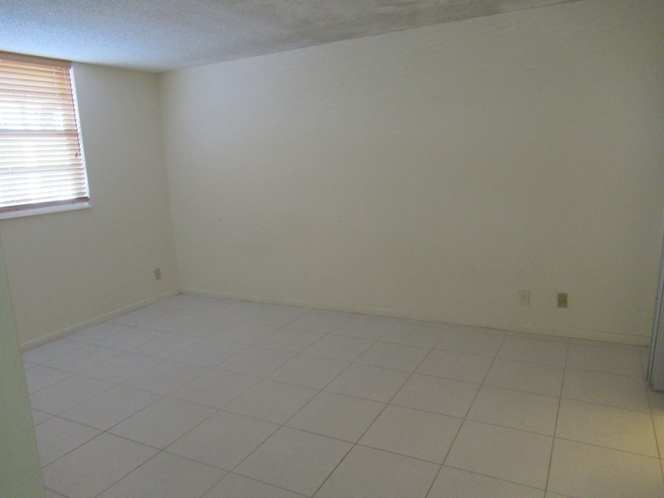 合同活跃: $1,600 (1 贝兹, 2 浴室, 1050 平方英尺)