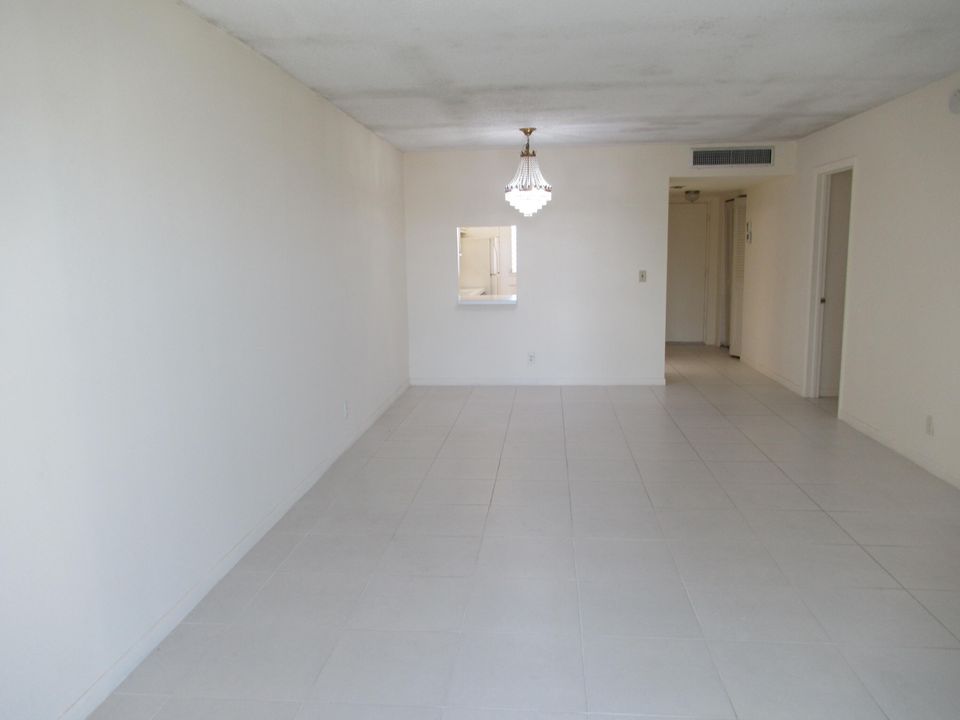 合同活跃: $1,600 (1 贝兹, 2 浴室, 1050 平方英尺)