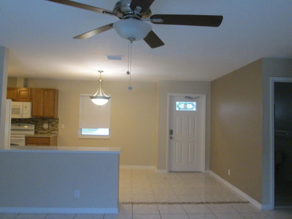 合同活跃: $1,520 (3 贝兹, 2 浴室, 1240 平方英尺)