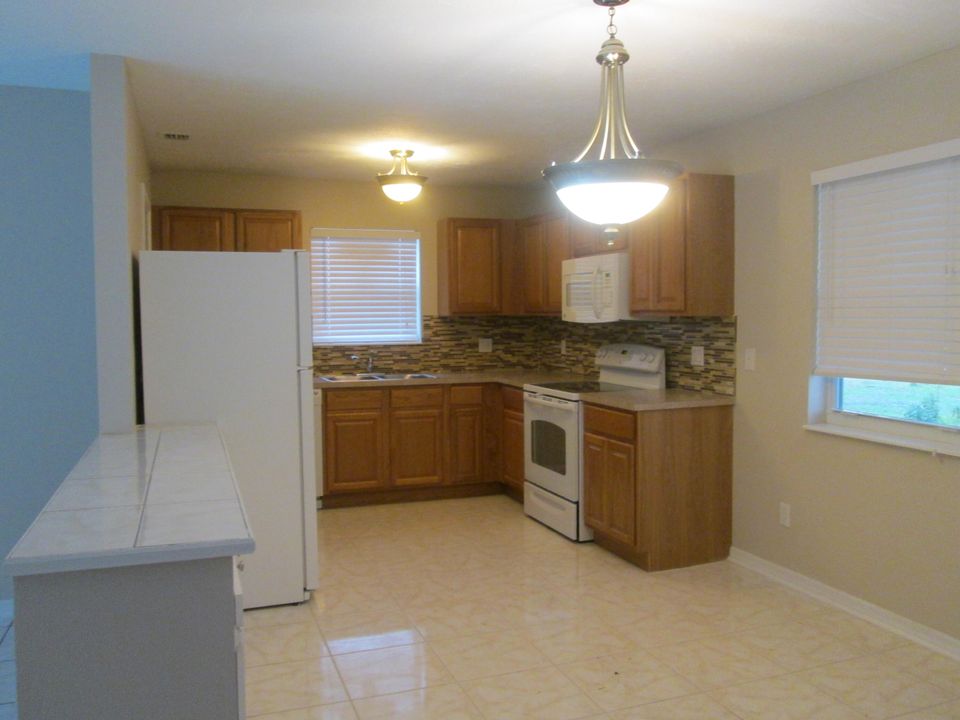 合同活跃: $1,520 (3 贝兹, 2 浴室, 1240 平方英尺)