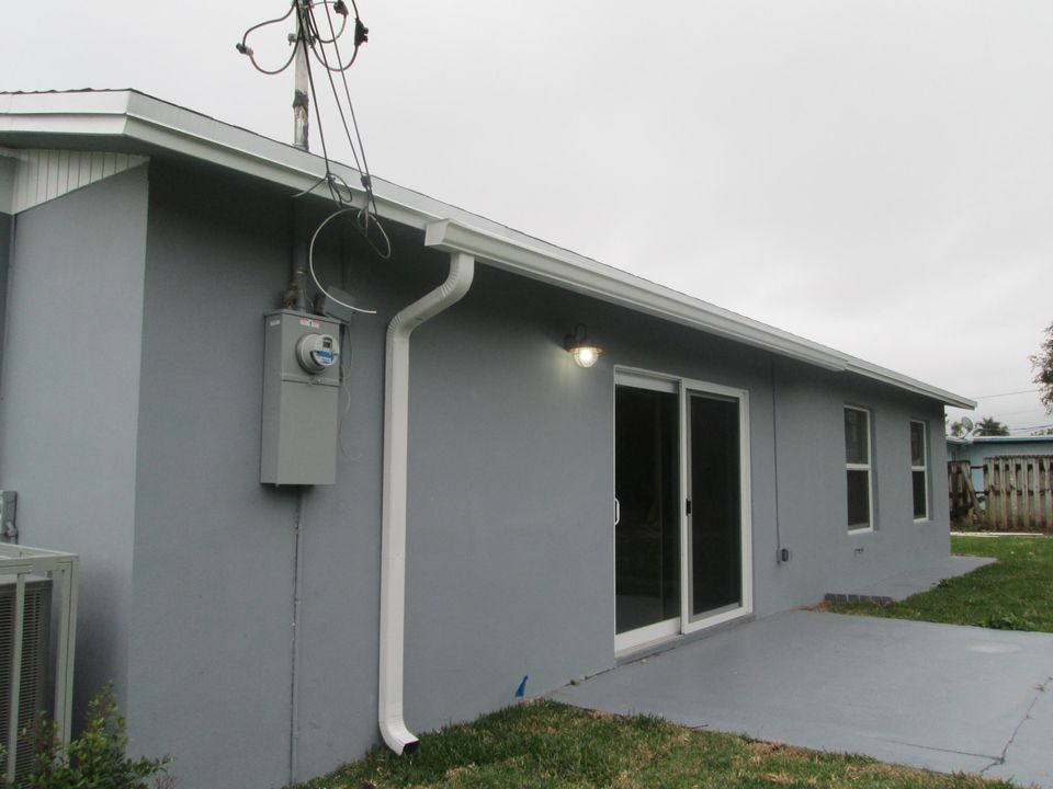 合同活跃: $1,520 (3 贝兹, 2 浴室, 1240 平方英尺)