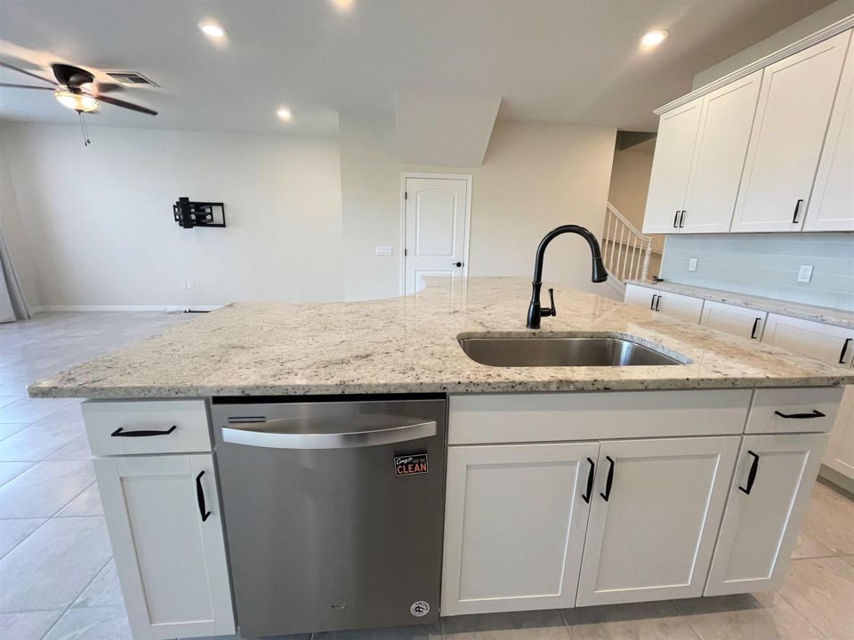 For Rent: $3,500 (3 beds, 2 baths, 1909 Square Feet)