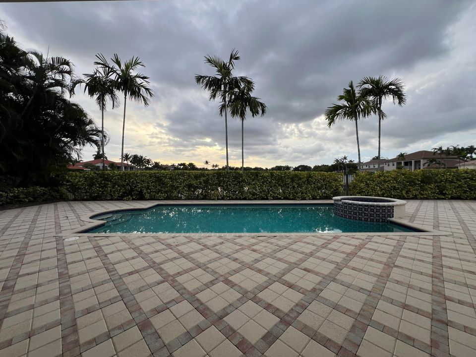 For Sale: $1,350,000 (5 beds, 5 baths, 4616 Square Feet)