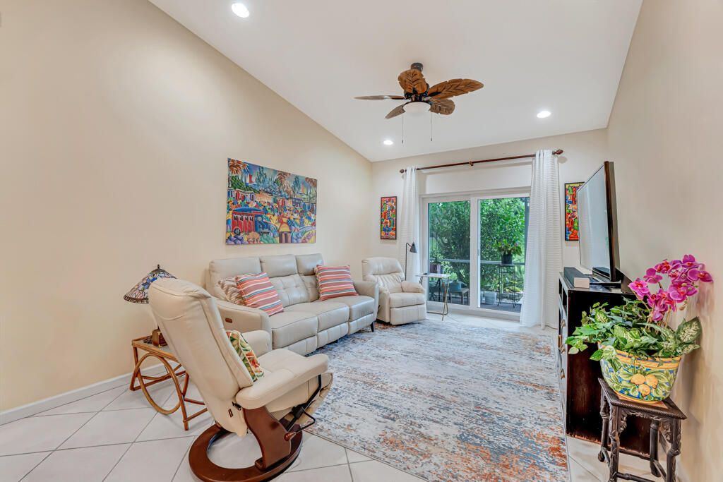 На продажу: $335,000 (3 спален, 2 ванн, 1259 Квадратных фут)