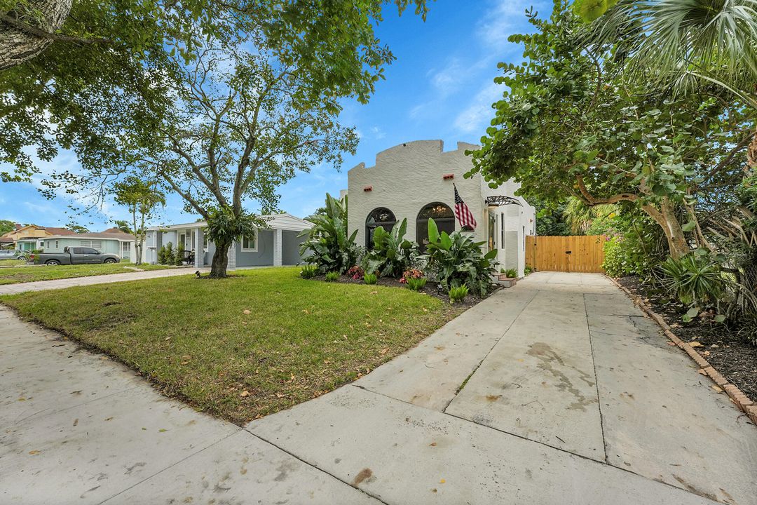 Active With Contract: $549,900 (2 beds, 2 baths, 1100 Square Feet)