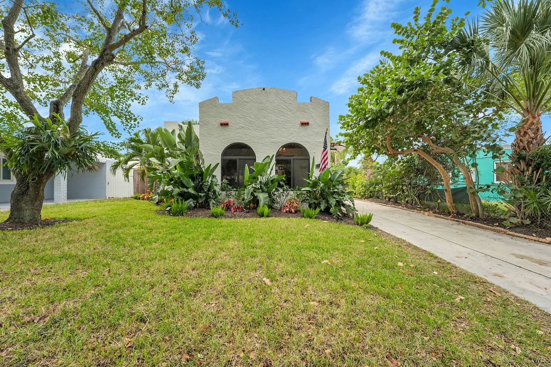 Active With Contract: $549,900 (2 beds, 2 baths, 1100 Square Feet)