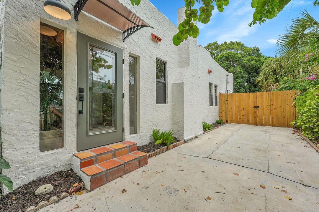 Active With Contract: $549,900 (2 beds, 2 baths, 1100 Square Feet)