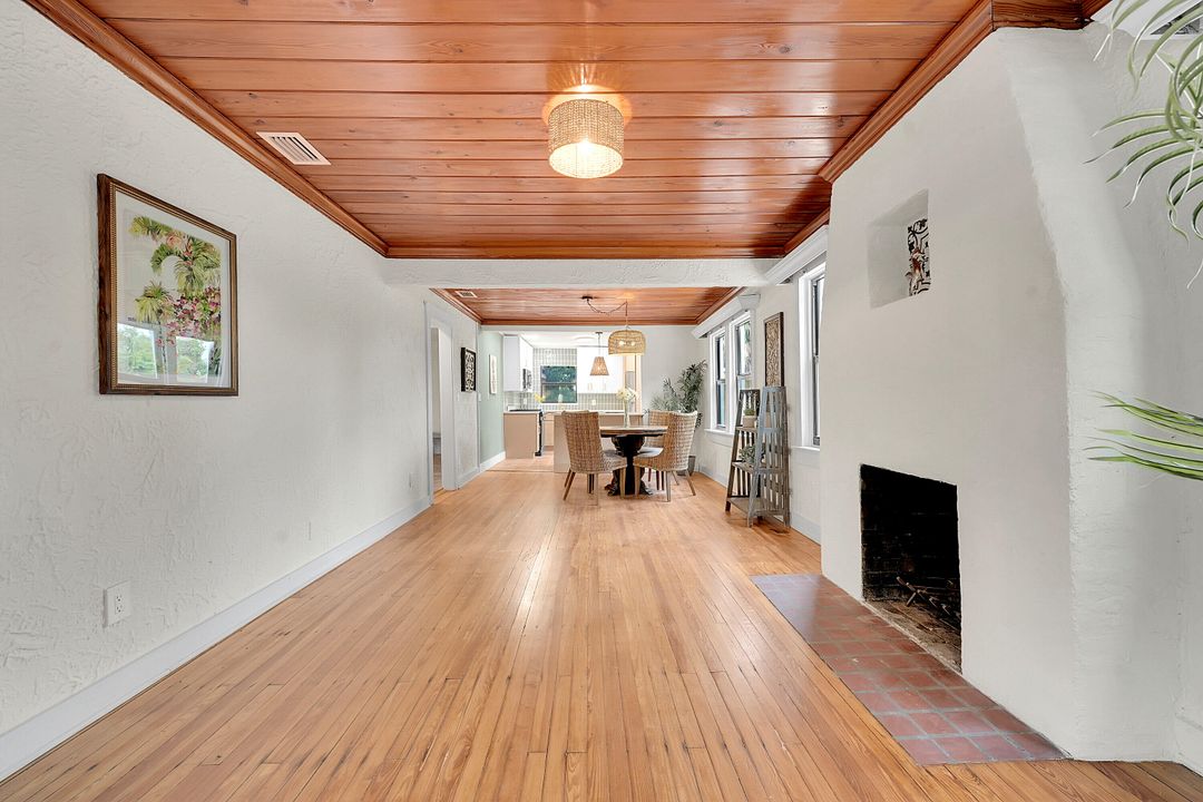 Active With Contract: $549,900 (2 beds, 2 baths, 1100 Square Feet)