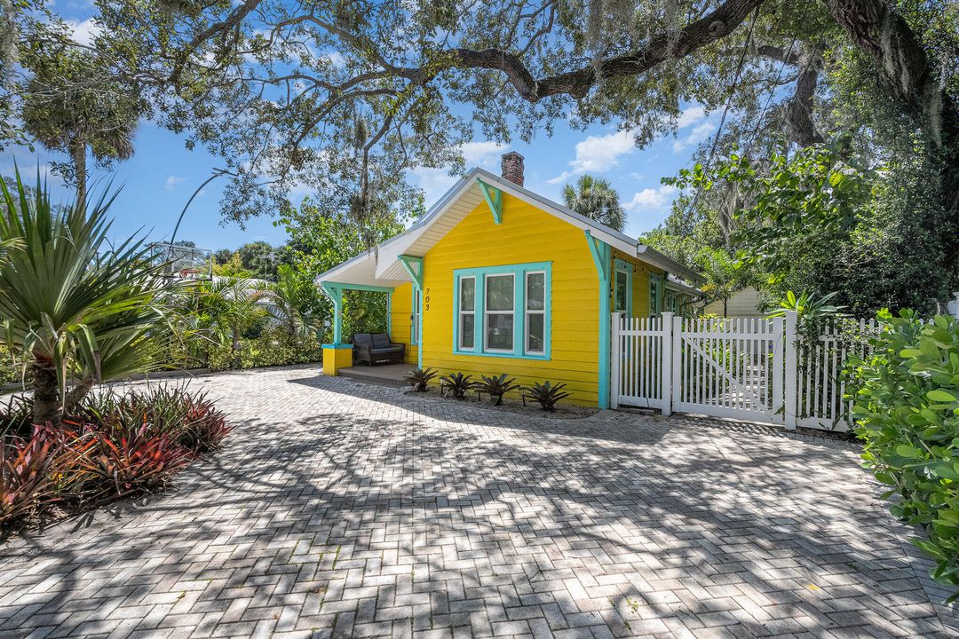 For Sale: $429,000 (2 beds, 1 baths, 916 Square Feet)