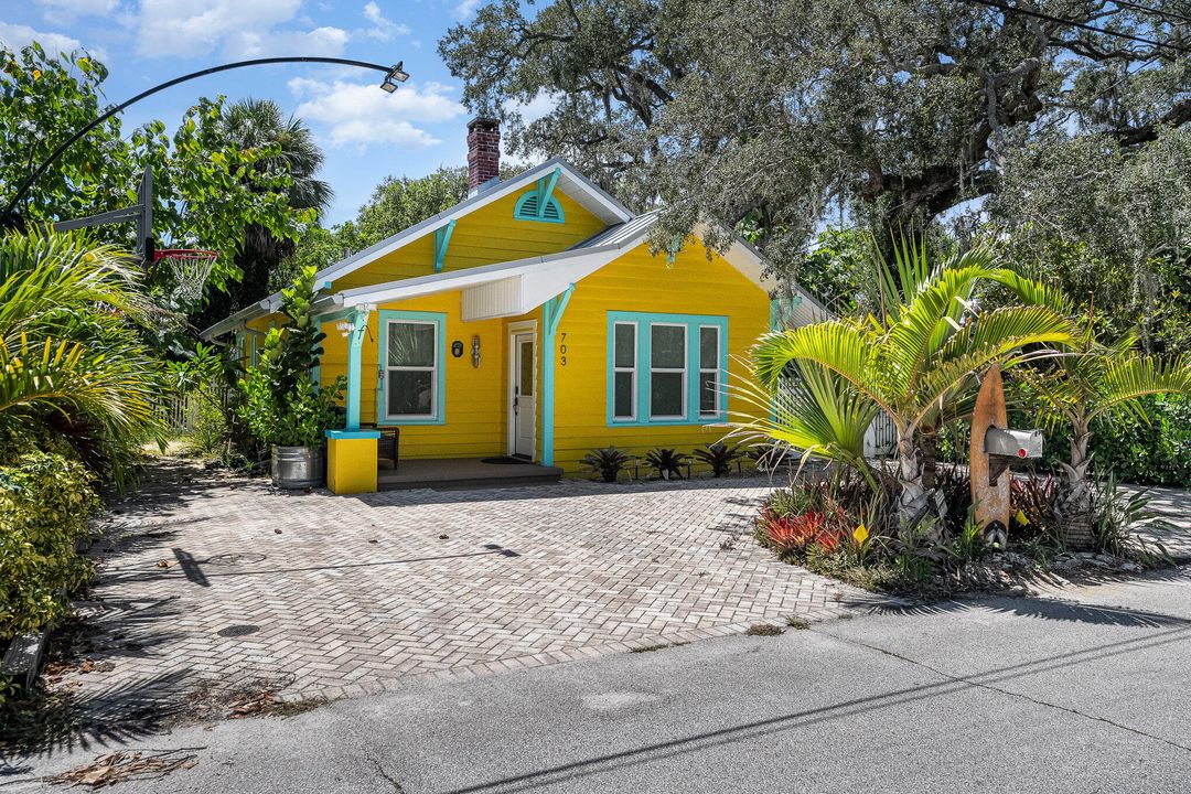 For Sale: $429,000 (2 beds, 1 baths, 916 Square Feet)