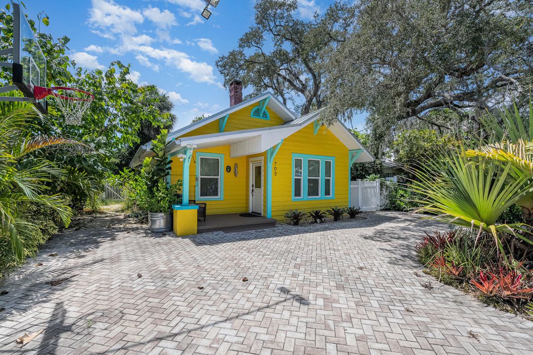 For Sale: $429,000 (2 beds, 1 baths, 916 Square Feet)