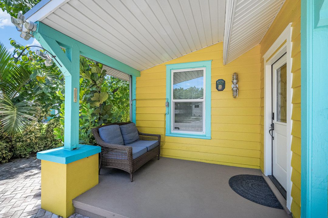 For Sale: $429,000 (2 beds, 1 baths, 916 Square Feet)