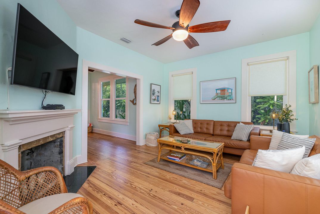 For Sale: $429,000 (2 beds, 1 baths, 916 Square Feet)