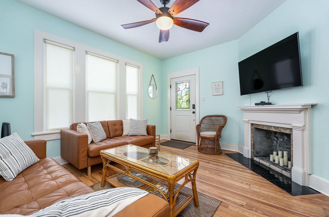 For Sale: $429,000 (2 beds, 1 baths, 916 Square Feet)