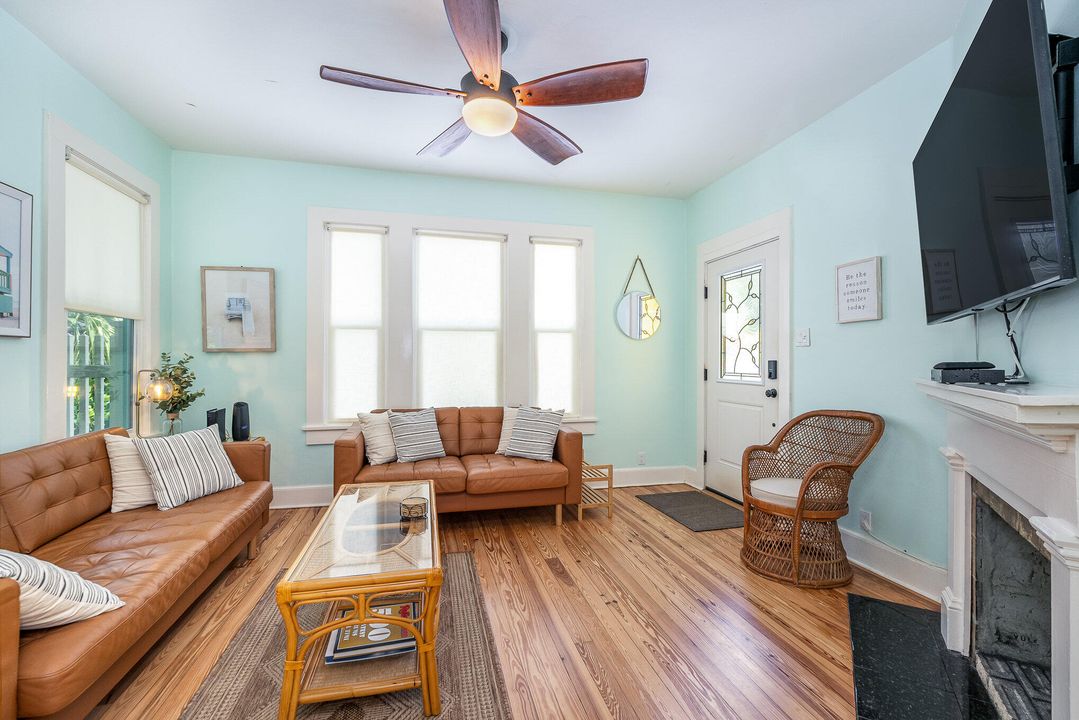 For Sale: $429,000 (2 beds, 1 baths, 916 Square Feet)