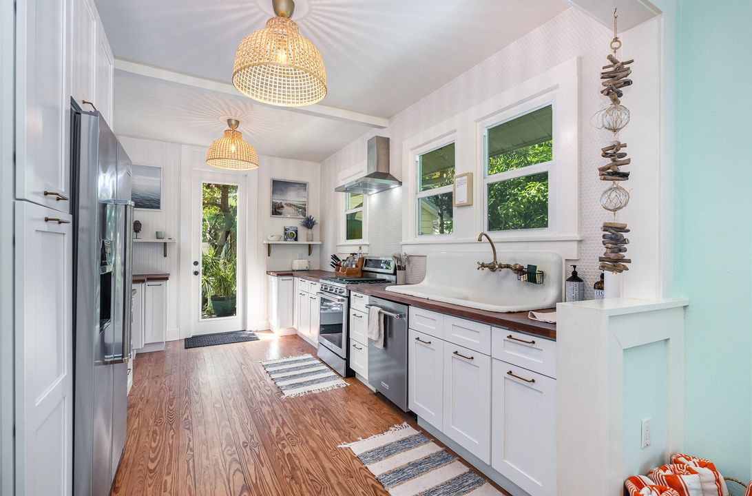 For Sale: $429,000 (2 beds, 1 baths, 916 Square Feet)