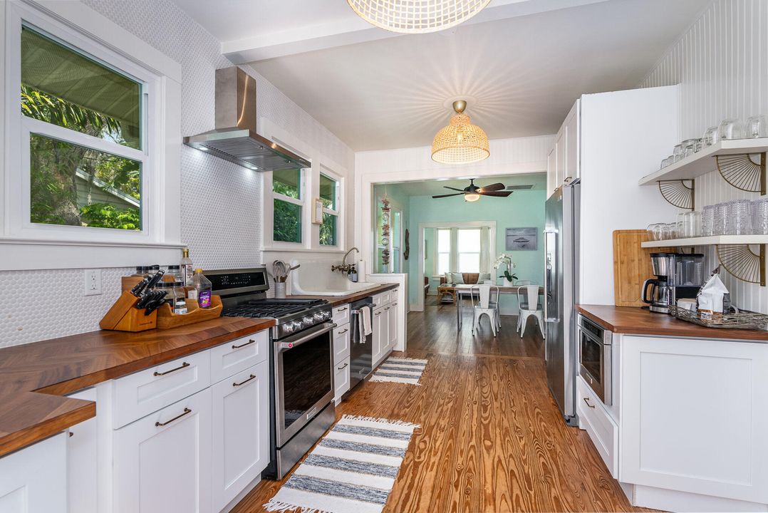 For Sale: $429,000 (2 beds, 1 baths, 916 Square Feet)