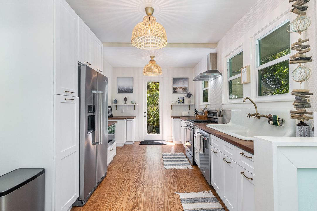 For Sale: $429,000 (2 beds, 1 baths, 916 Square Feet)