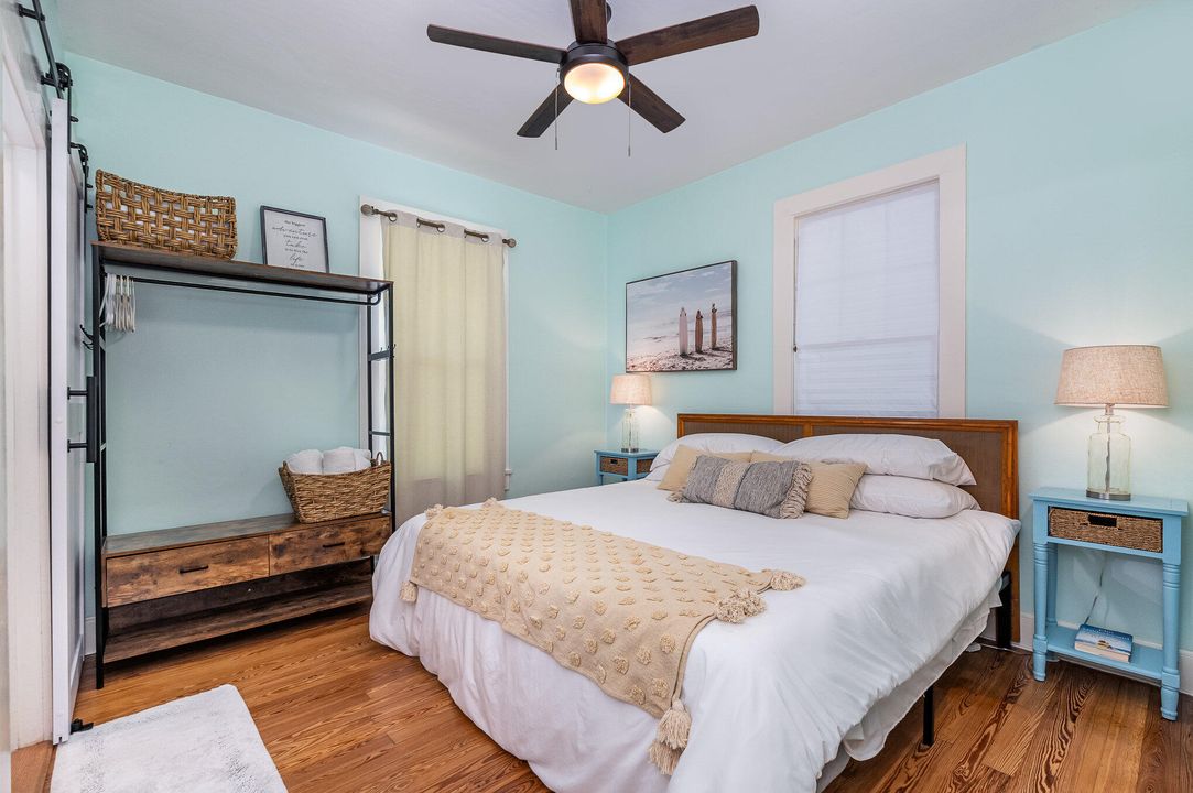 For Sale: $429,000 (2 beds, 1 baths, 916 Square Feet)