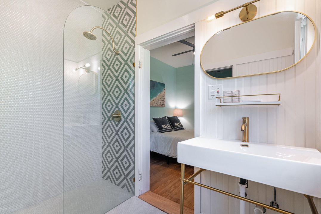 For Sale: $429,000 (2 beds, 1 baths, 916 Square Feet)