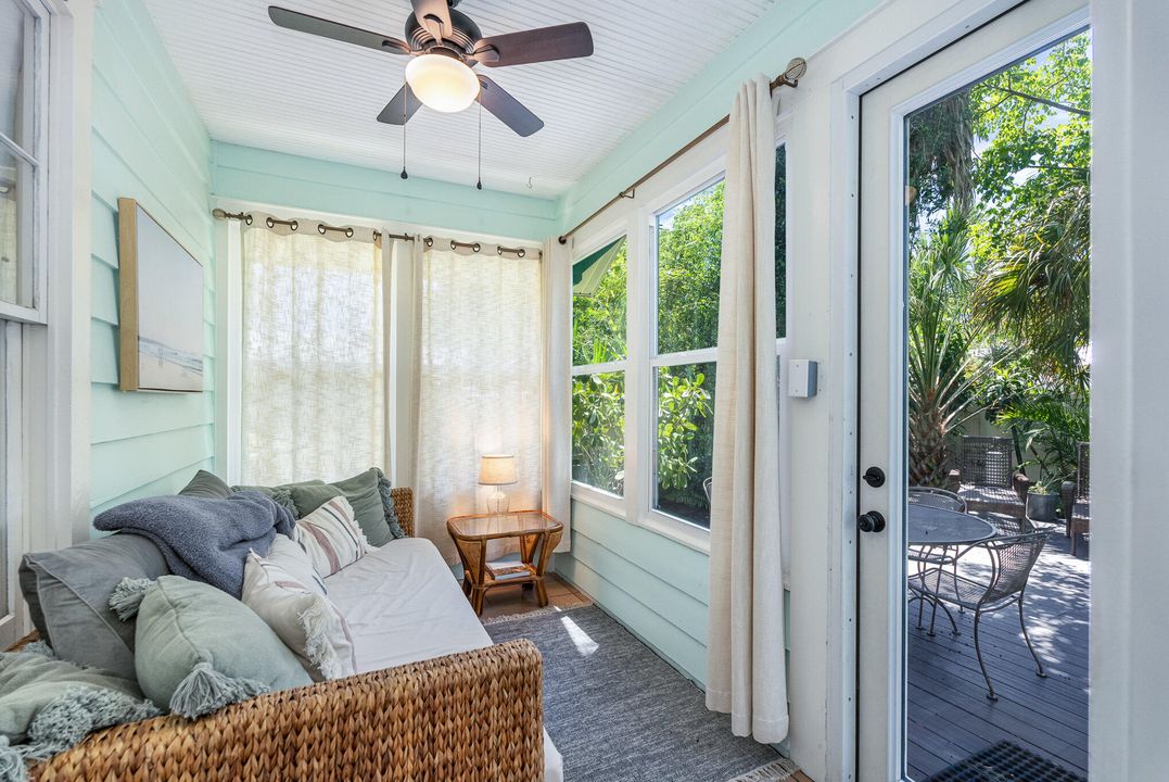 For Sale: $429,000 (2 beds, 1 baths, 916 Square Feet)