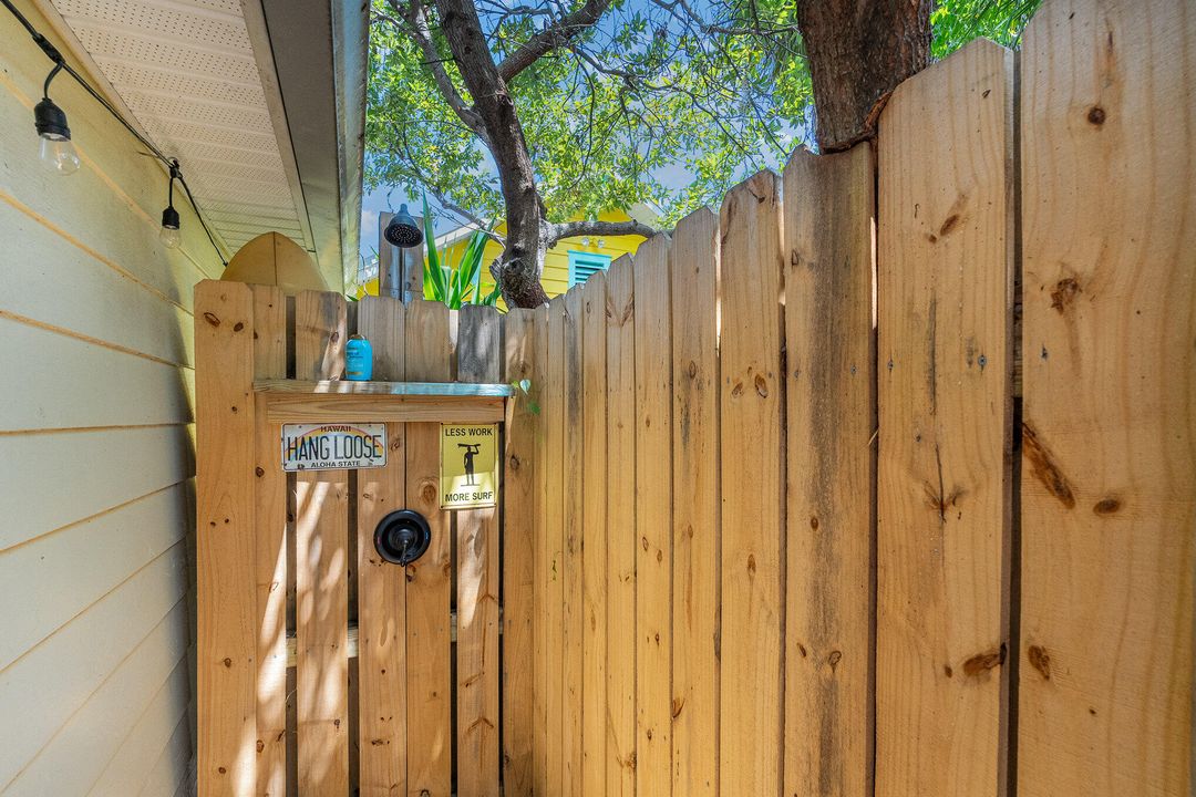 For Sale: $429,000 (2 beds, 1 baths, 916 Square Feet)