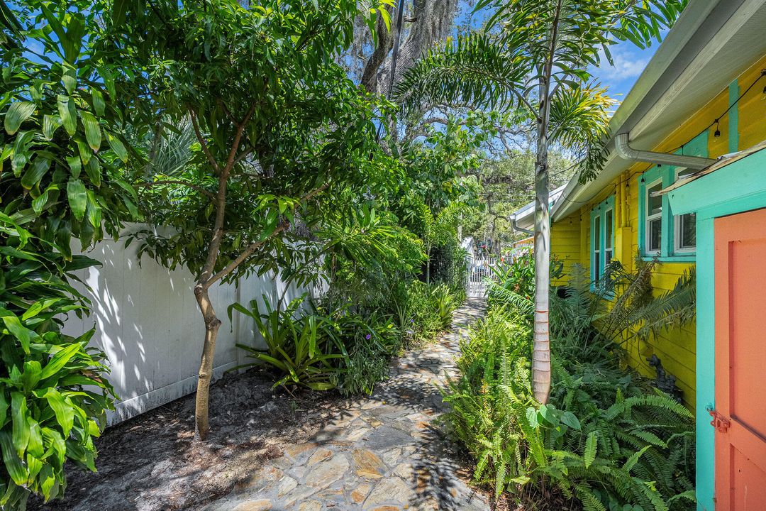 For Sale: $429,000 (2 beds, 1 baths, 916 Square Feet)