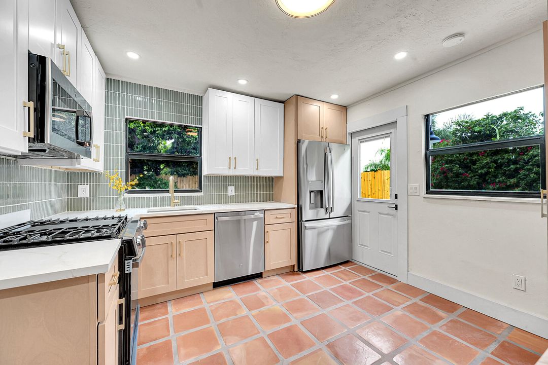 Active With Contract: $549,900 (2 beds, 2 baths, 1100 Square Feet)