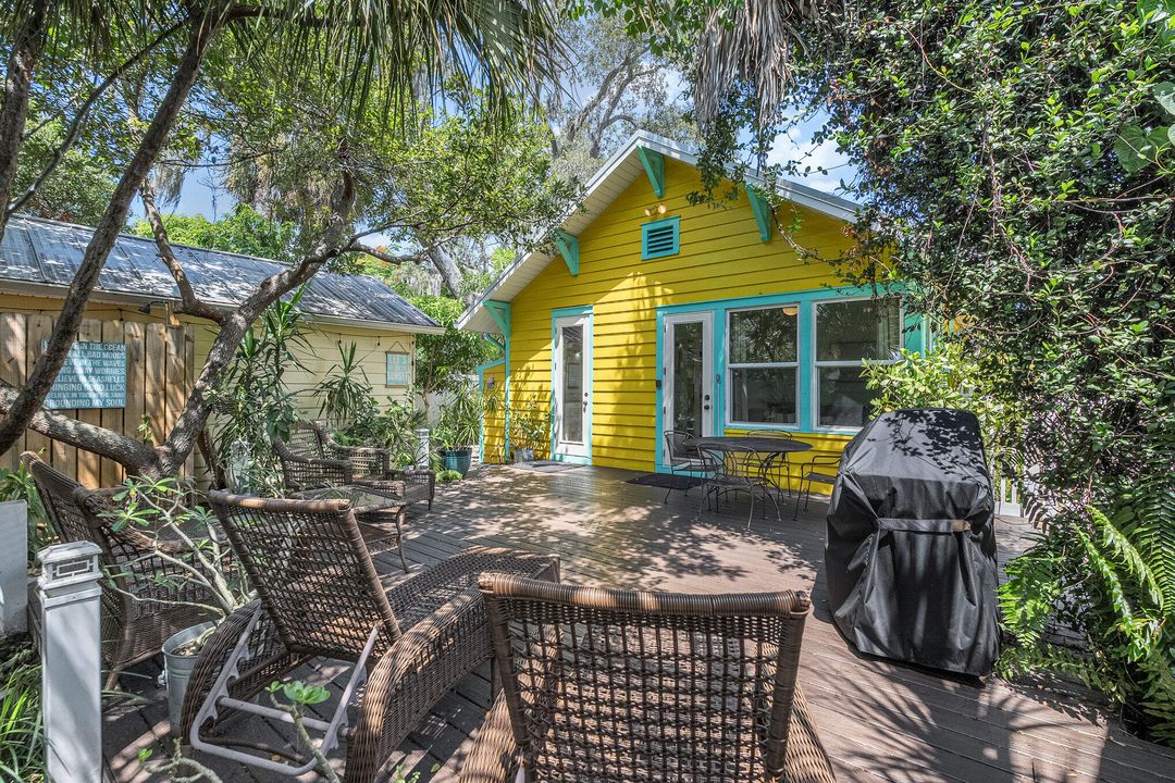 For Sale: $429,000 (2 beds, 1 baths, 916 Square Feet)