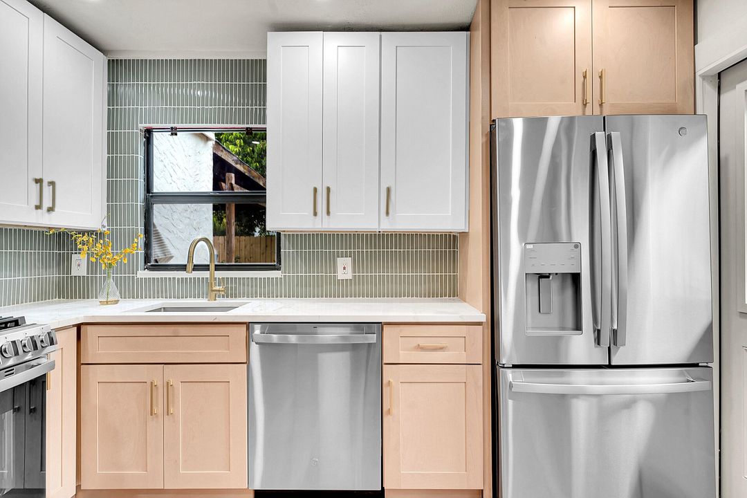 Active With Contract: $549,900 (2 beds, 2 baths, 1100 Square Feet)