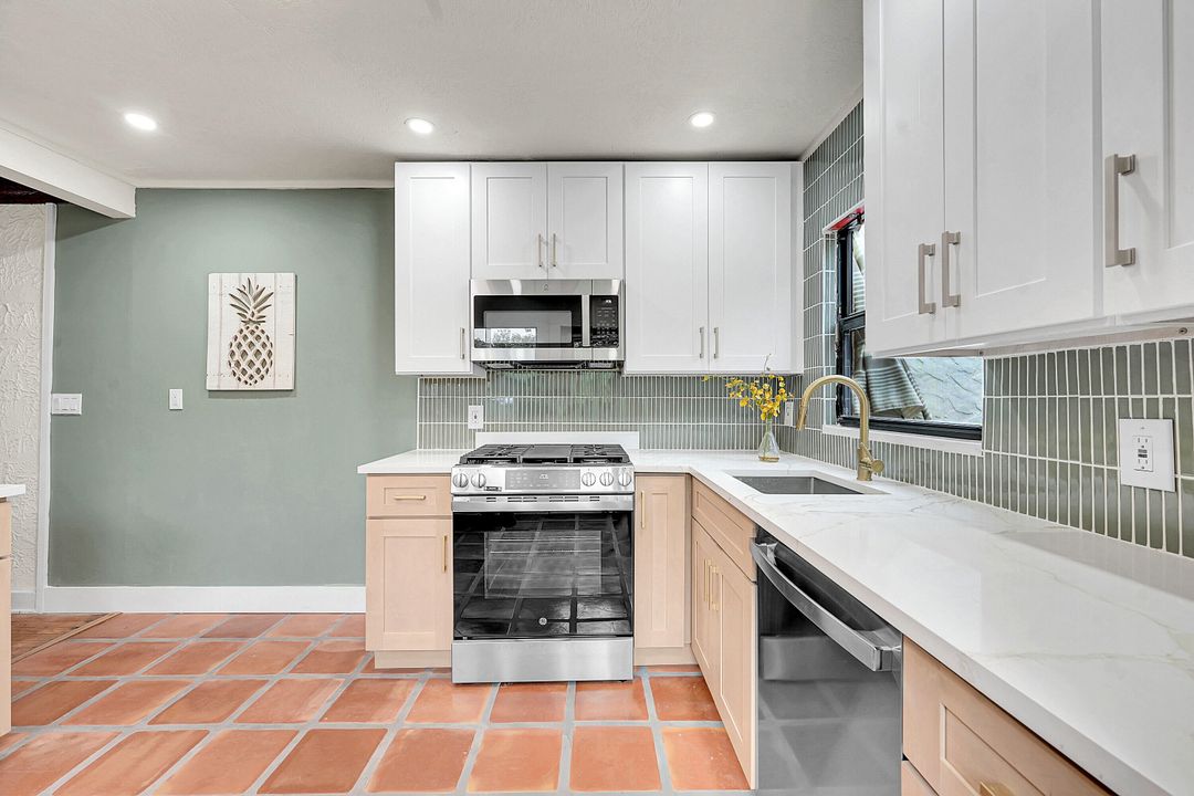 Active With Contract: $549,900 (2 beds, 2 baths, 1100 Square Feet)