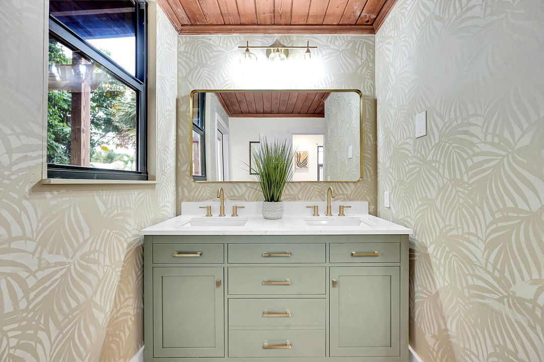 Active With Contract: $549,900 (2 beds, 2 baths, 1100 Square Feet)