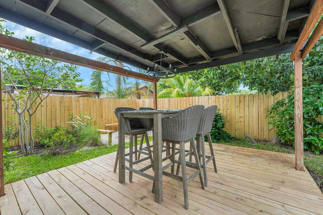 Active With Contract: $549,900 (2 beds, 2 baths, 1100 Square Feet)