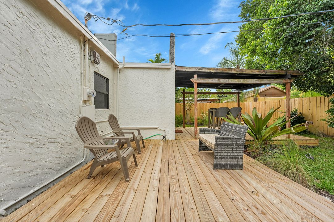 Active With Contract: $549,900 (2 beds, 2 baths, 1100 Square Feet)