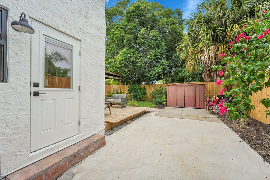 Active With Contract: $549,900 (2 beds, 2 baths, 1100 Square Feet)