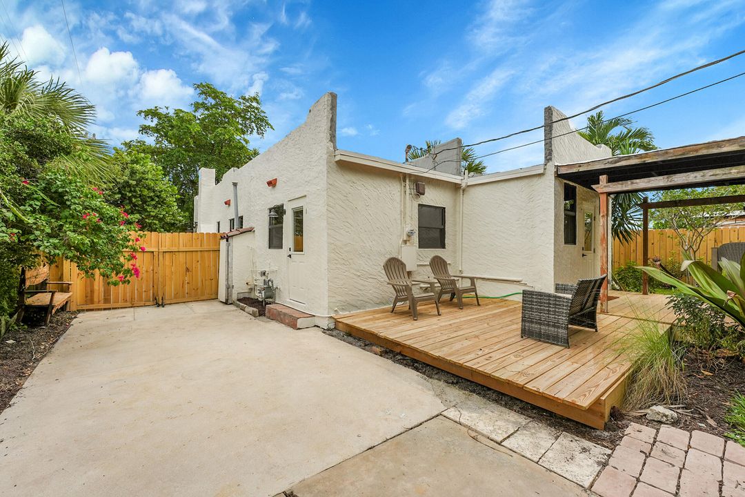 Active With Contract: $549,900 (2 beds, 2 baths, 1100 Square Feet)